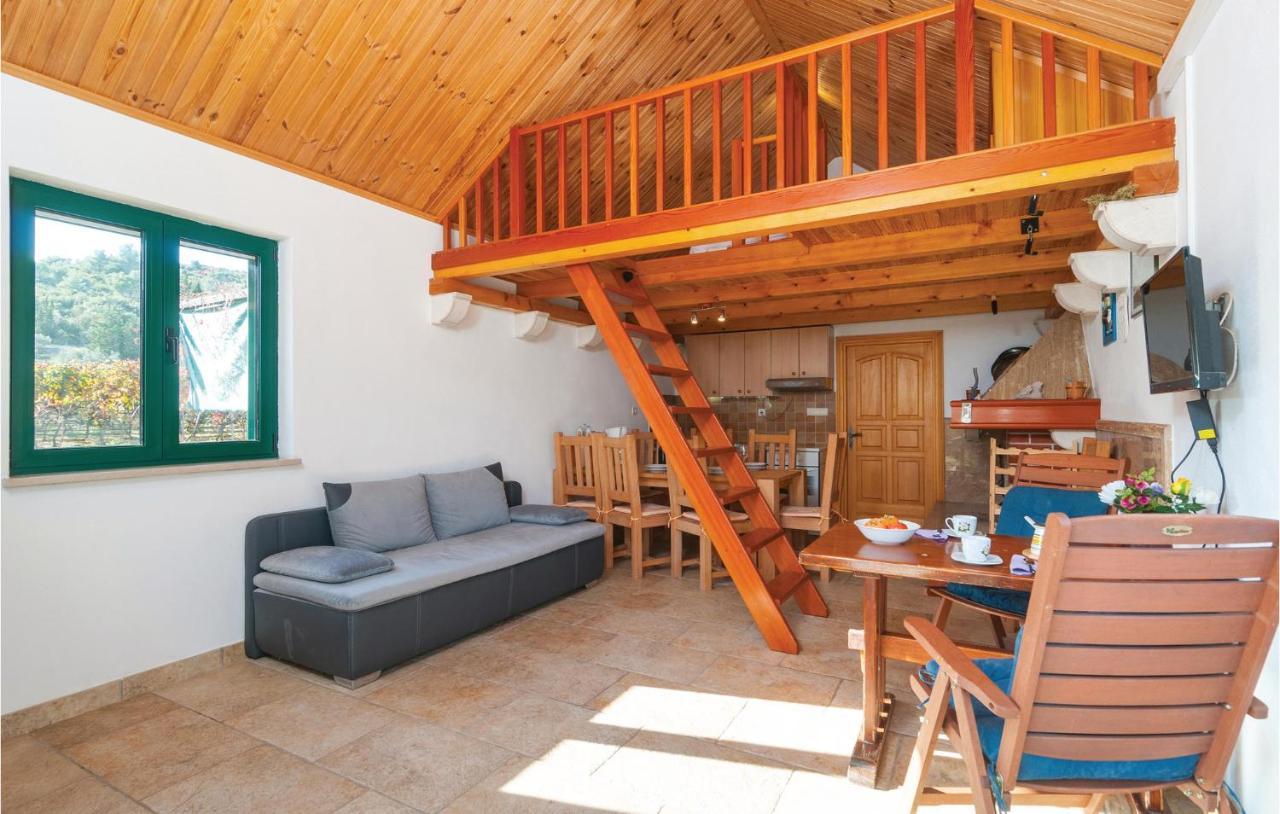 1 Bedroom Awesome Home In Постира Екстериор снимка